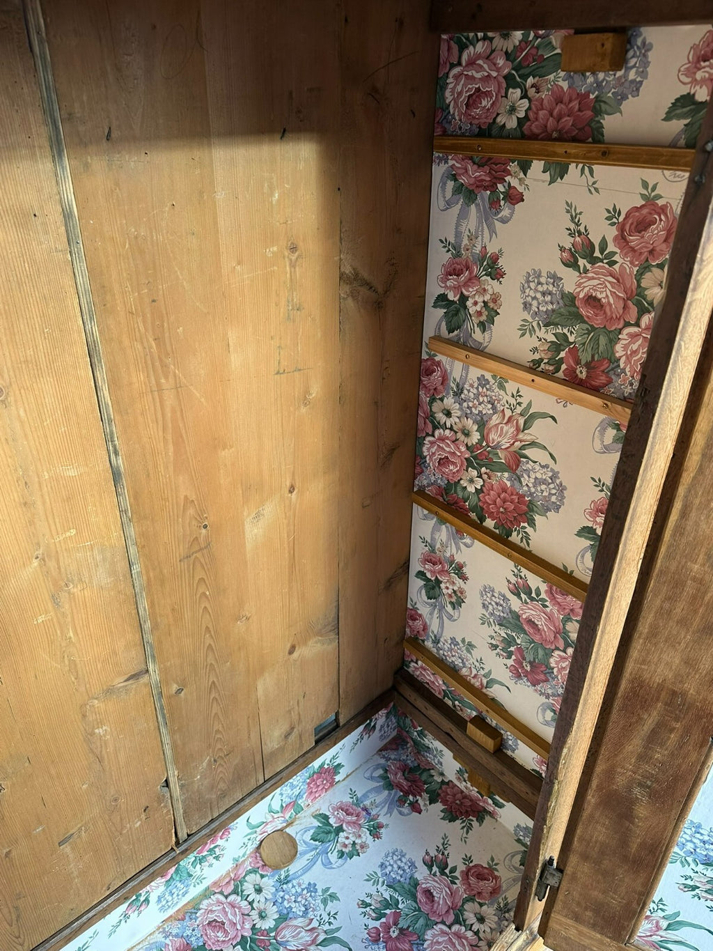 Herrschaftlicher Barockschrank Ritterschrank um 1740 Eiche massiv Sternintarsien