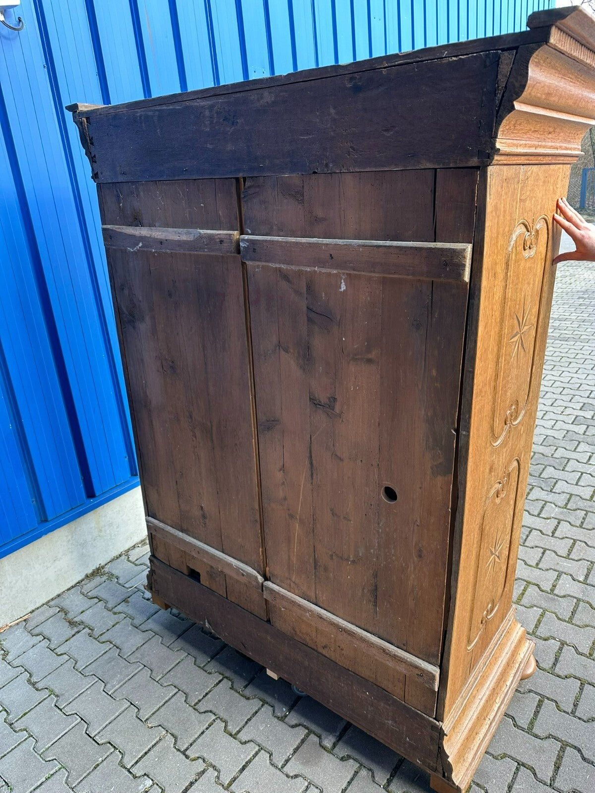 Herrschaftlicher Barockschrank Ritterschrank um 1740 Eiche massiv Sternintarsien