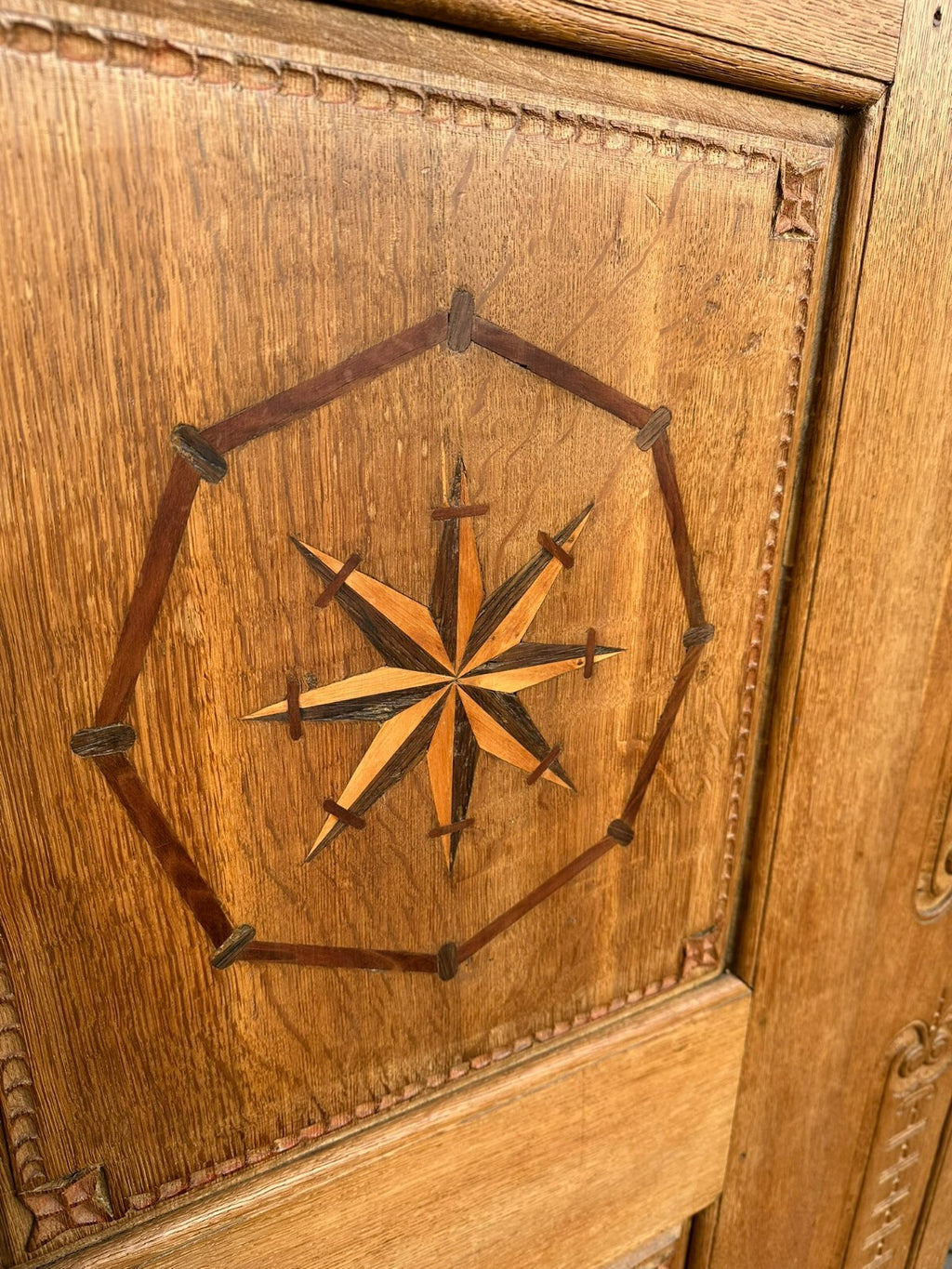 Herrschaftlicher Barockschrank Ritterschrank um 1740 Eiche massiv Sternintarsien