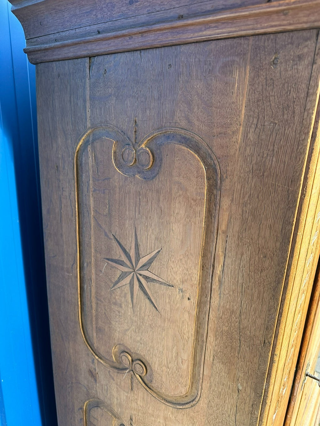 Herrschaftlicher Barockschrank Ritterschrank um 1740 Eiche massiv Sternintarsien
