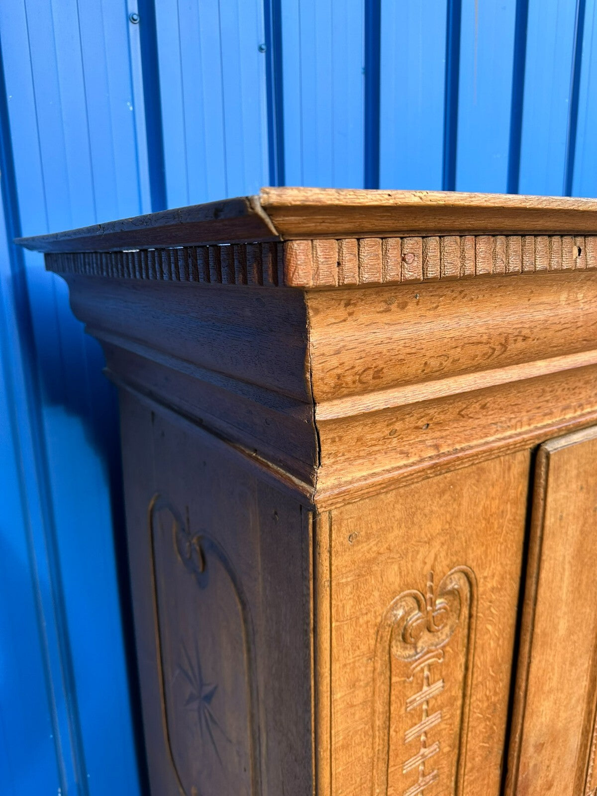 Herrschaftlicher Barockschrank Ritterschrank um 1740 Eiche massiv Sternintarsien