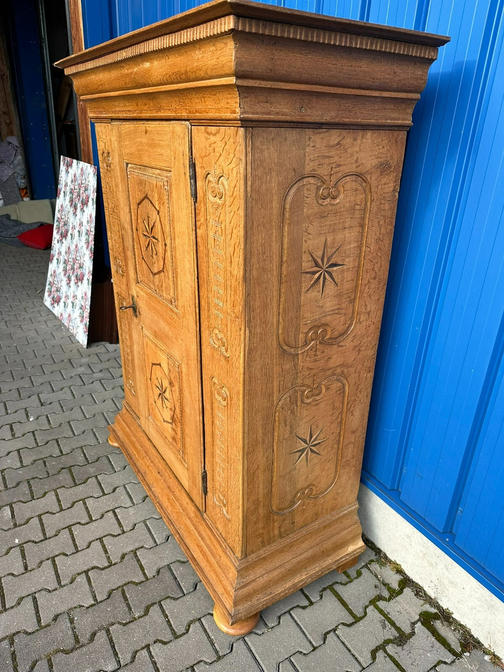 Herrschaftlicher Barockschrank Ritterschrank um 1740 Eiche massiv Sternintarsien