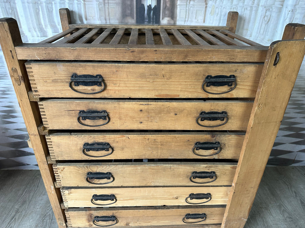 Antikes Weinregal Abschliessbar Alpenland 19 tes Jhdt Holz und Metall