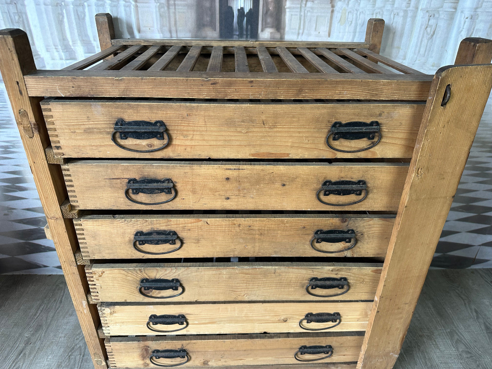 Antikes Weinregal Abschliessbar Alpenland 19 tes Jhdt Holz und Metall