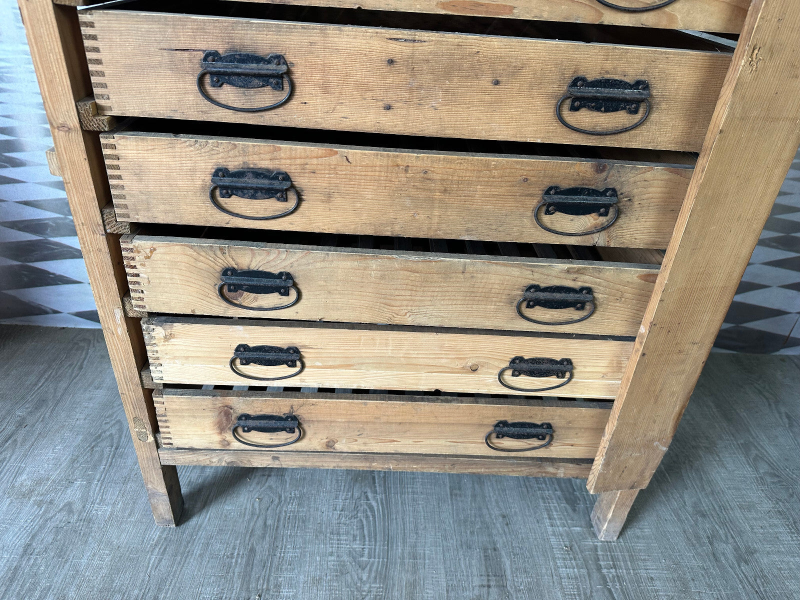 Antikes Weinregal Abschliessbar Alpenland 19 tes Jhdt Holz und Metall