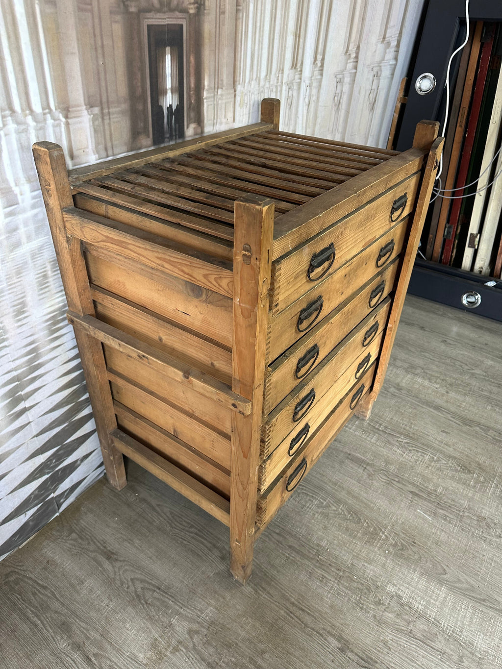 Antikes Weinregal Abschliessbar Alpenland 19 tes Jhdt Holz und Metall