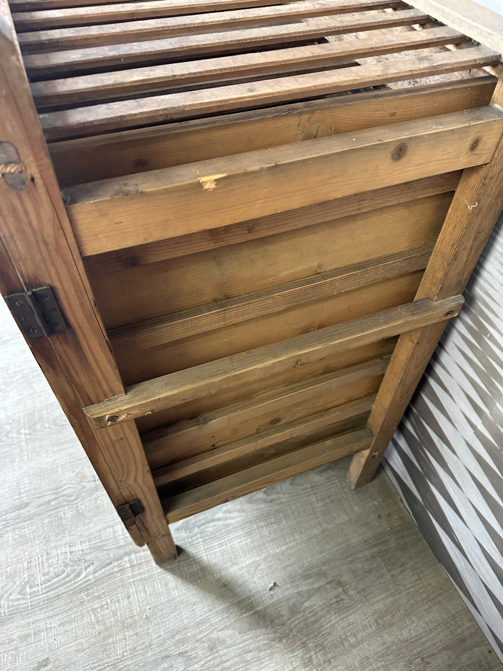 Antikes Weinregal Abschliessbar Alpenland 19 tes Jhdt Holz und Metall