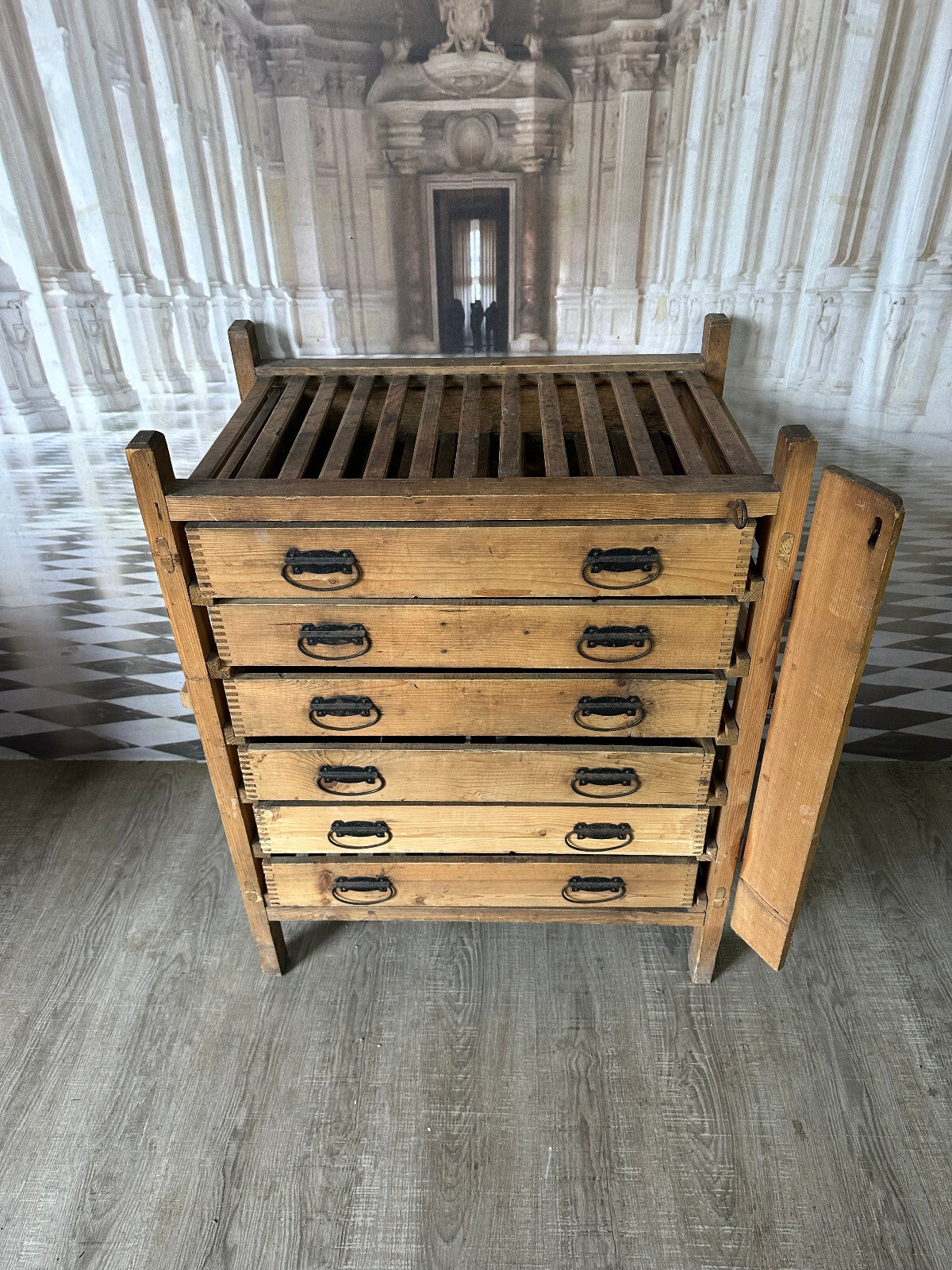 Antikes Weinregal Abschliessbar Alpenland 19 tes Jhdt Holz und Metall