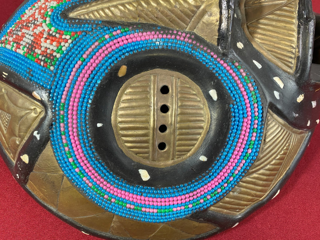 Afrikanische Wand Maske Holz handgeschnitzt Kupfer und Perlen Tolle Patina 29cm