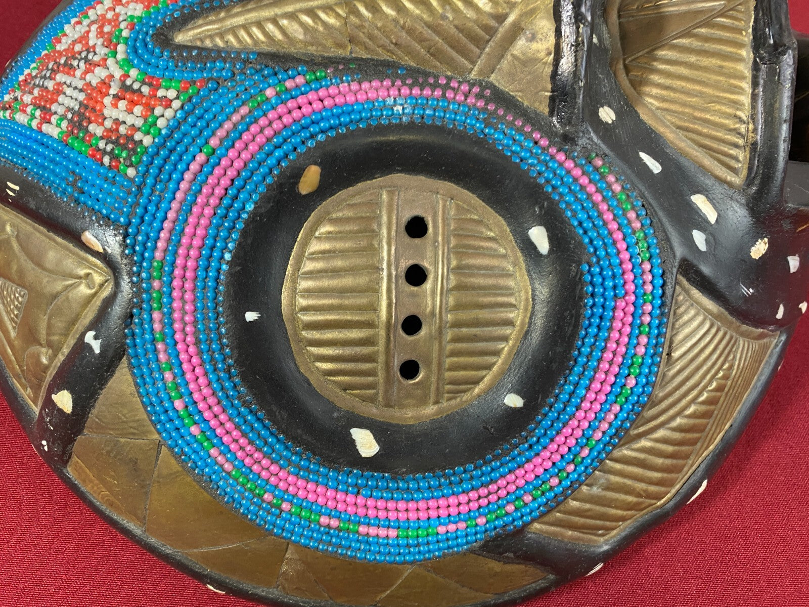 Afrikanische Wand Maske Holz handgeschnitzt Kupfer und Perlen Tolle Patina 29cm