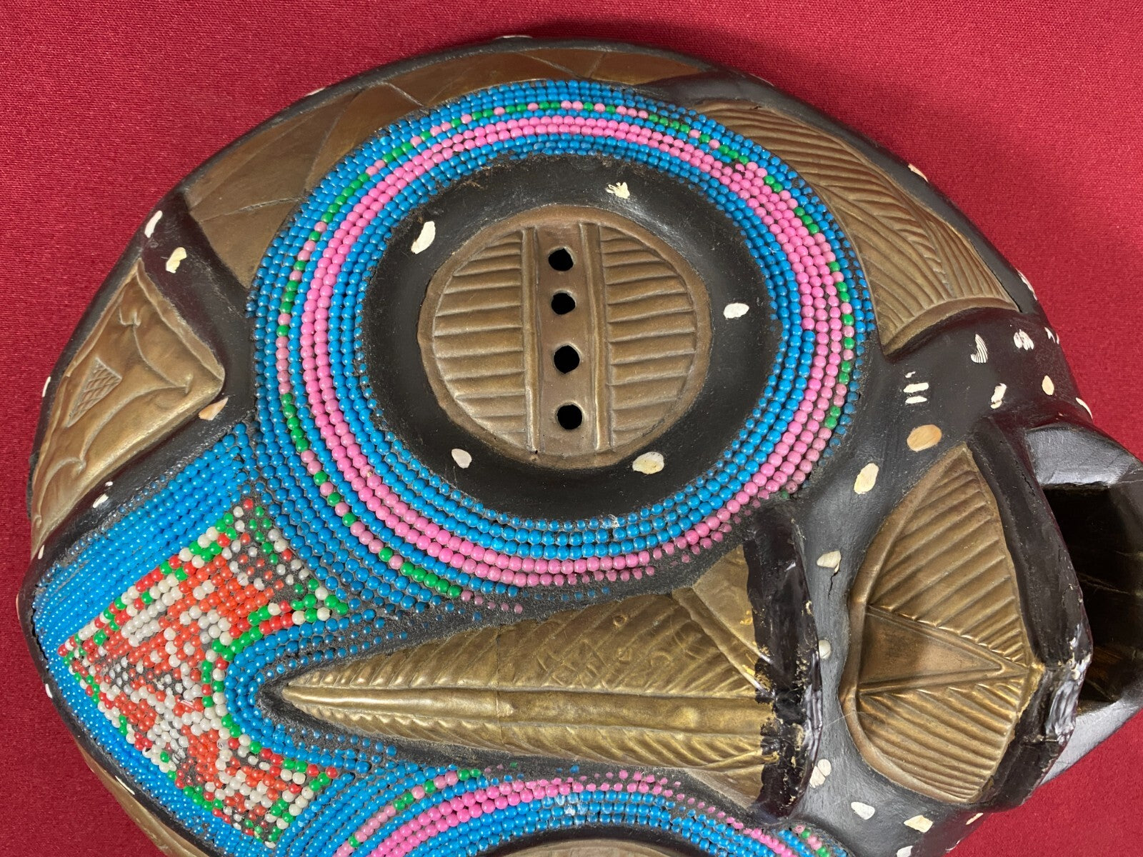 Afrikanische Wand Maske Holz handgeschnitzt Kupfer und Perlen Tolle Patina 29cm