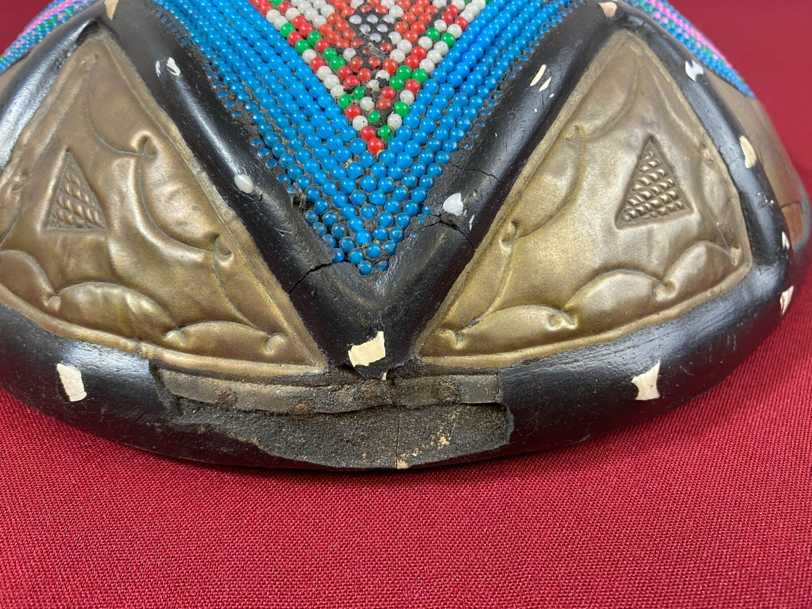 Afrikanische Wand Maske Holz handgeschnitzt Kupfer und Perlen Tolle Patina 29cm