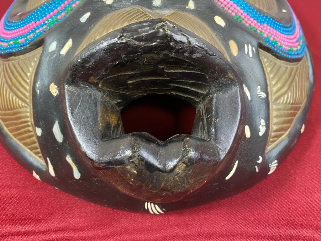 Afrikanische Wand Maske Holz handgeschnitzt Kupfer und Perlen Tolle Patina 29cm