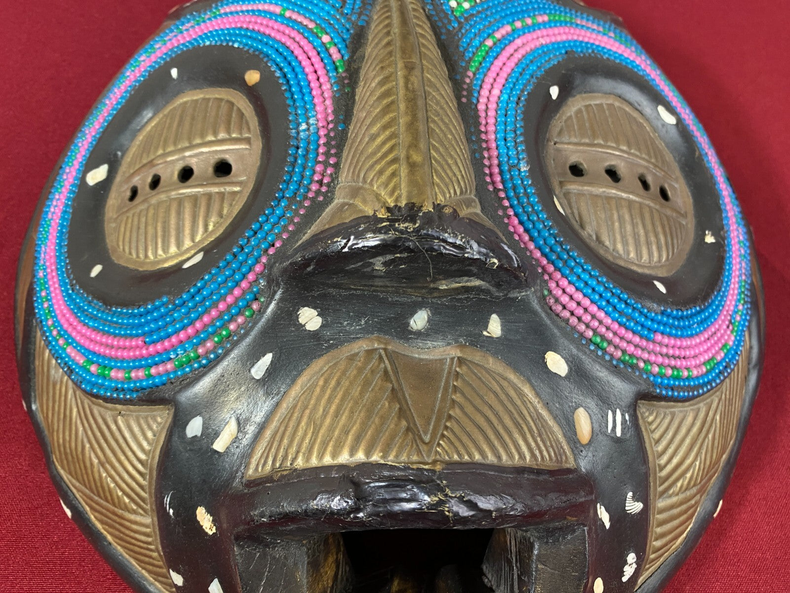 Afrikanische Wand Maske Holz handgeschnitzt Kupfer und Perlen Tolle Patina 29cm