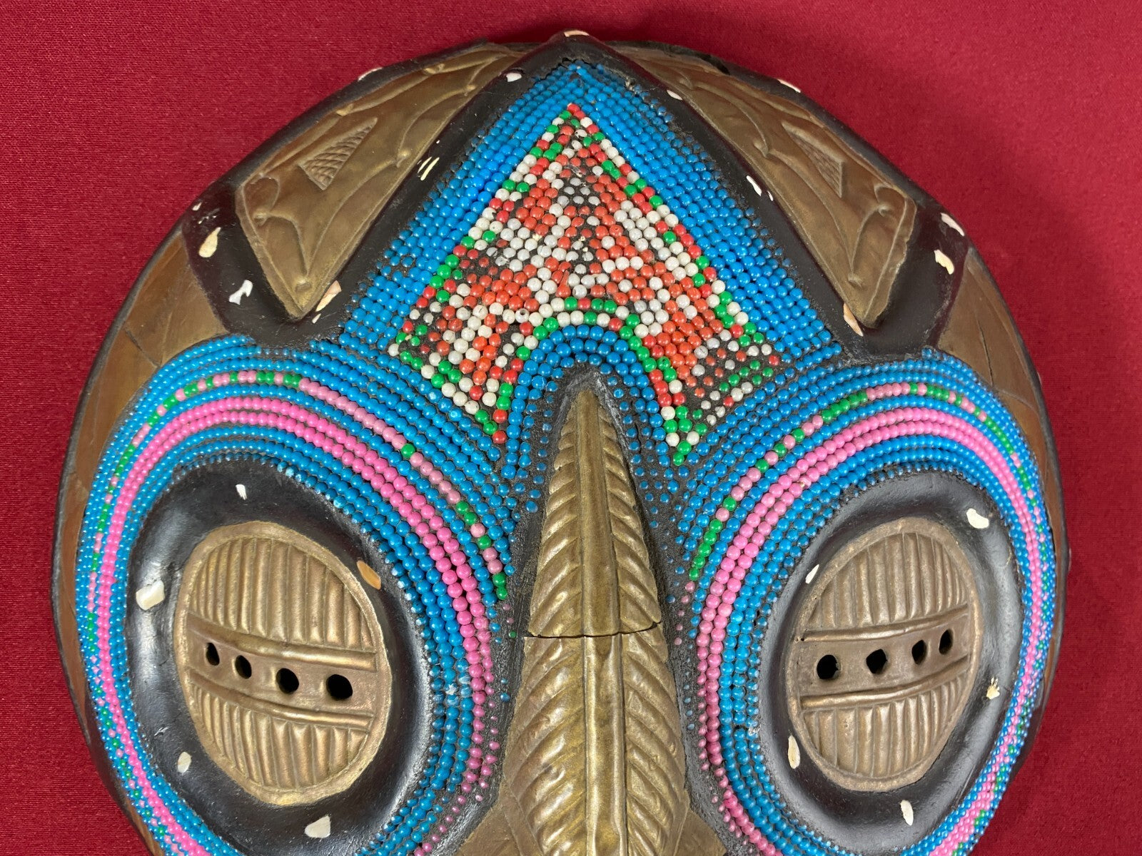 Afrikanische Wand Maske Holz handgeschnitzt Kupfer und Perlen Tolle Patina 29cm