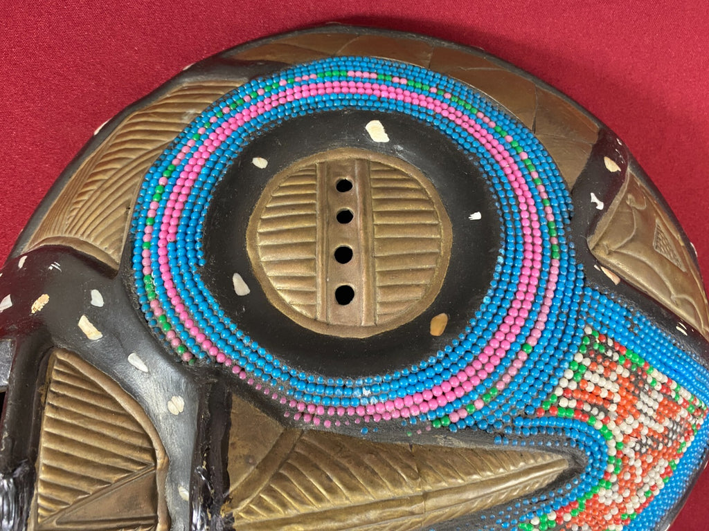 Afrikanische Wand Maske Holz handgeschnitzt Kupfer und Perlen Tolle Patina 29cm