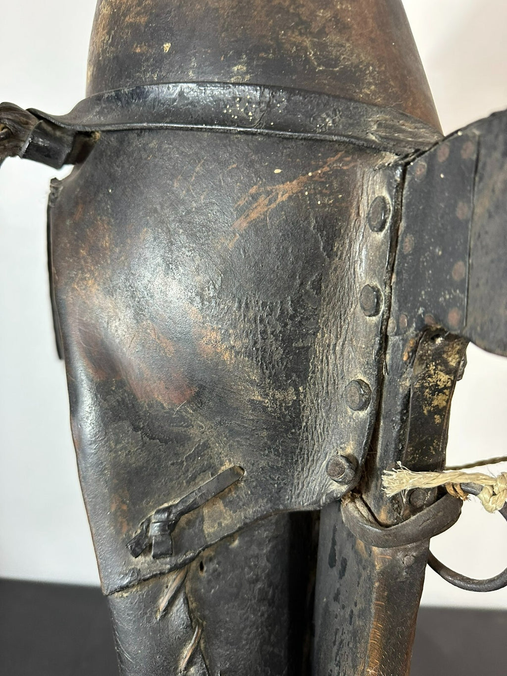 105cm antikes Pferdekummet Kummet Leder auf Holz Pferdegeschirr