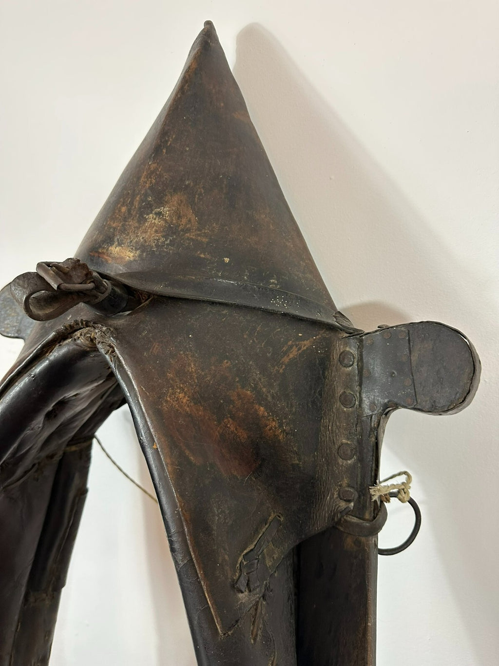 105cm antikes Pferdekummet Kummet Leder auf Holz Pferdegeschirr