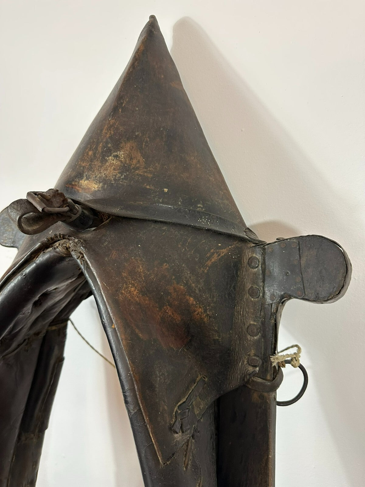 105cm antikes Pferdekummet Kummet Leder auf Holz Pferdegeschirr