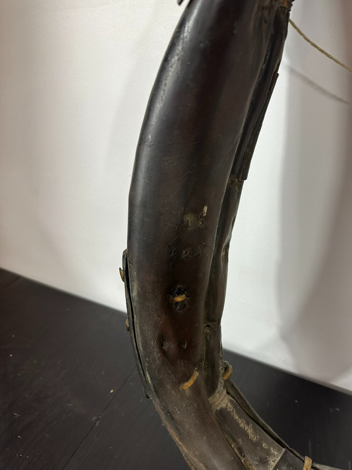 105cm antikes Pferdekummet Kummet Leder auf Holz Pferdegeschirr