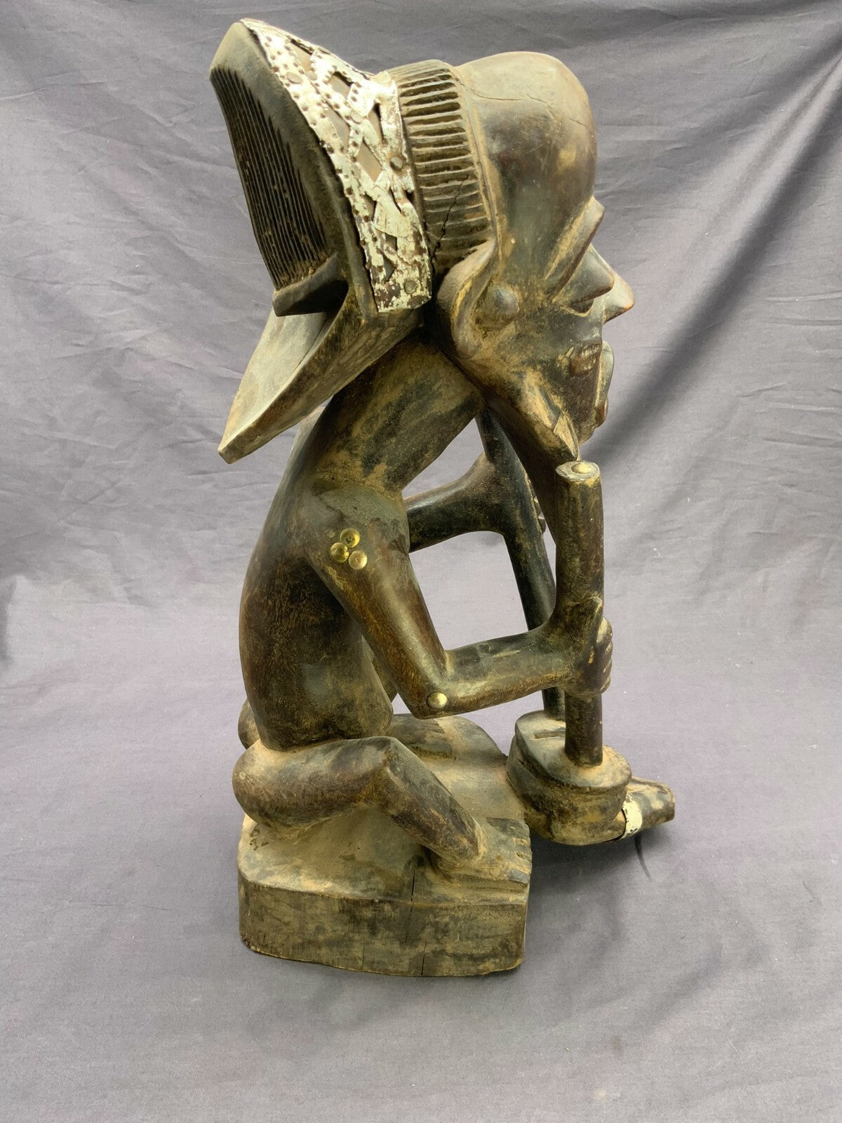Afrika Skulptur sitzender Mann Metallappliken antik Holz handgeschnitzt 42cm