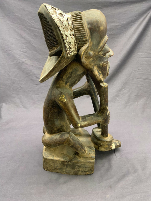 Afrika Skulptur sitzender Mann Metallappliken antik Holz handgeschnitzt 42cm