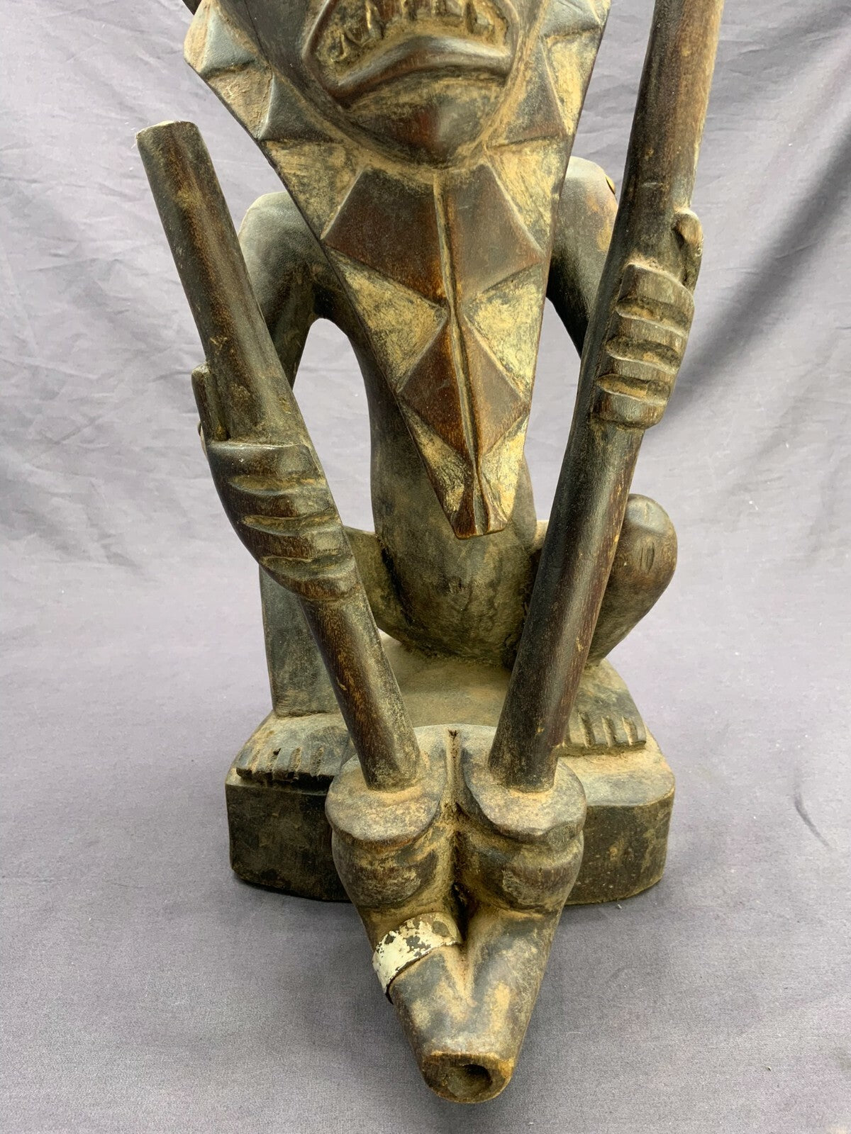 Afrika Skulptur sitzender Mann Metallappliken antik Holz handgeschnitzt 42cm