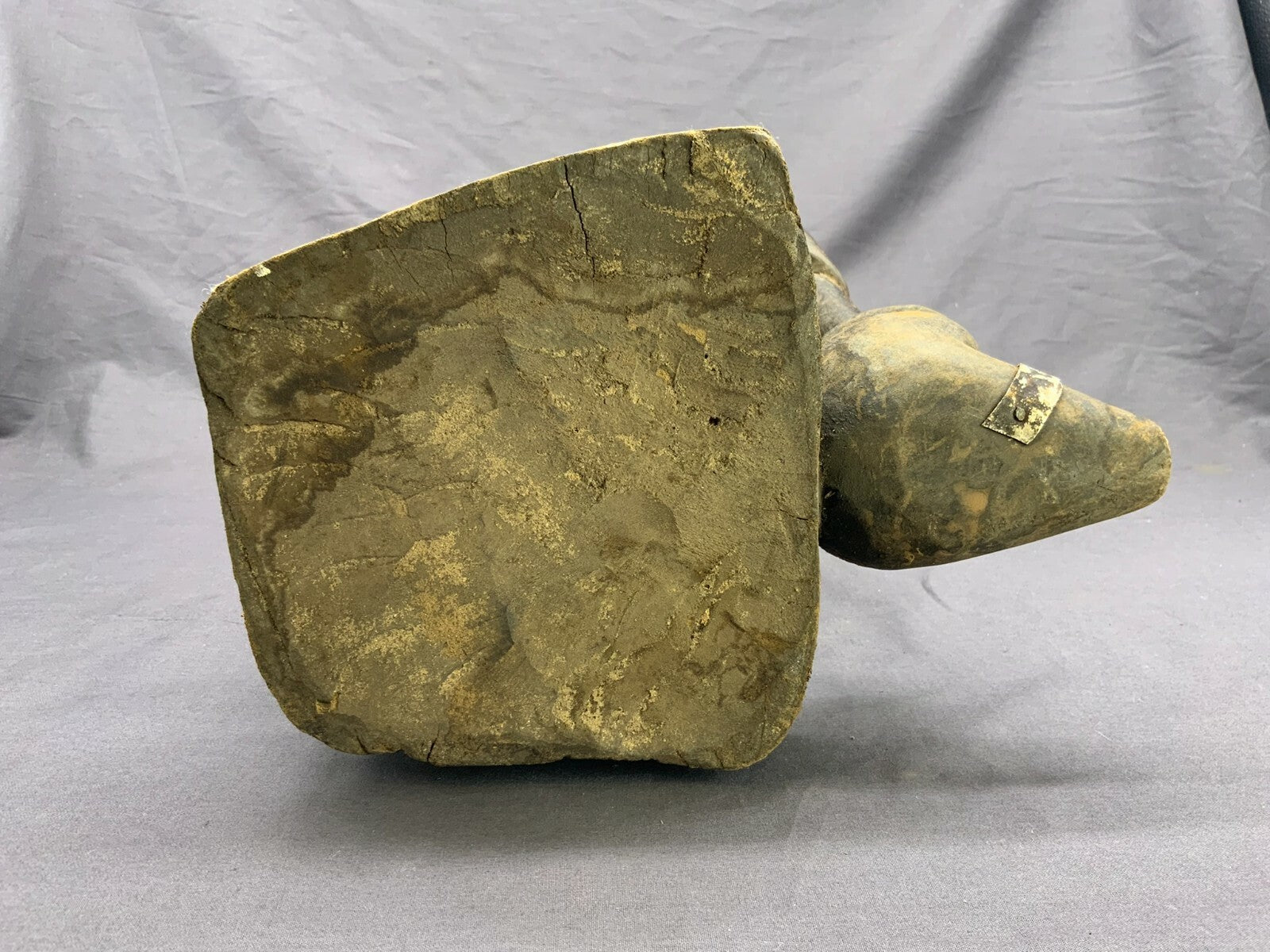Afrika Skulptur sitzender Mann Metallappliken antik Holz handgeschnitzt 42cm