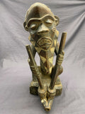 AFRIKA SKULPTUR SITZENDER MANN METALLAPPLIKEN ANTIK HOLZ HANDGESCHNITZT 42cm