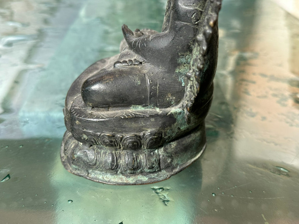 Antiker Abhaya Mudra Buddha aus Bronze um 1900 China