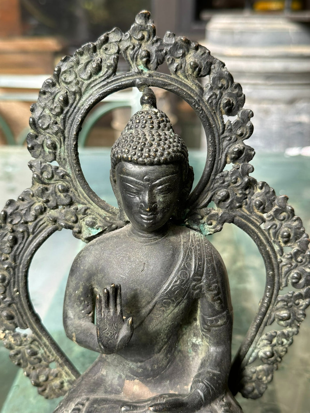 Antiker Abhaya Mudra Buddha aus Bronze um 1900 China