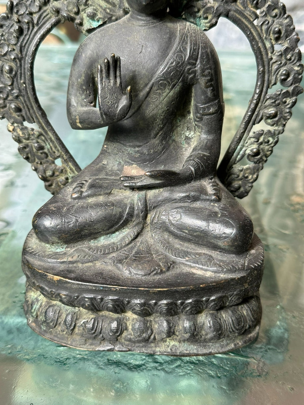 Antiker Abhaya Mudra Buddha aus Bronze um 1900 China