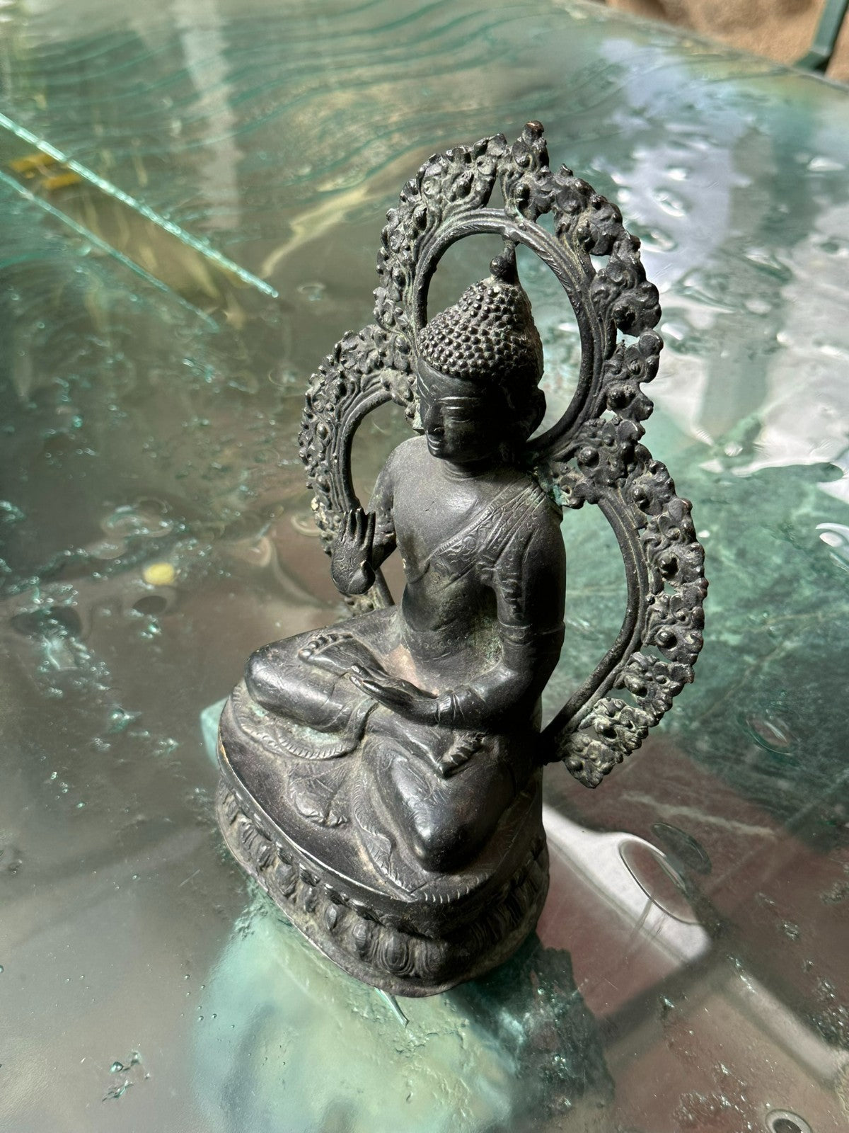 Antiker Abhaya Mudra Buddha aus Bronze um 1900 China