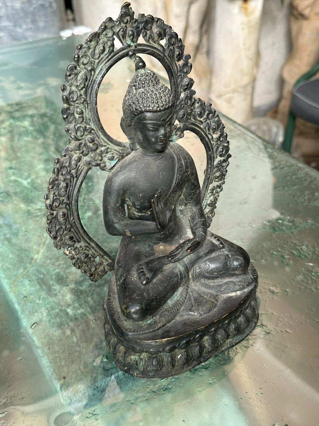 Antiker Abhaya Mudra Buddha aus Bronze um 1900 China