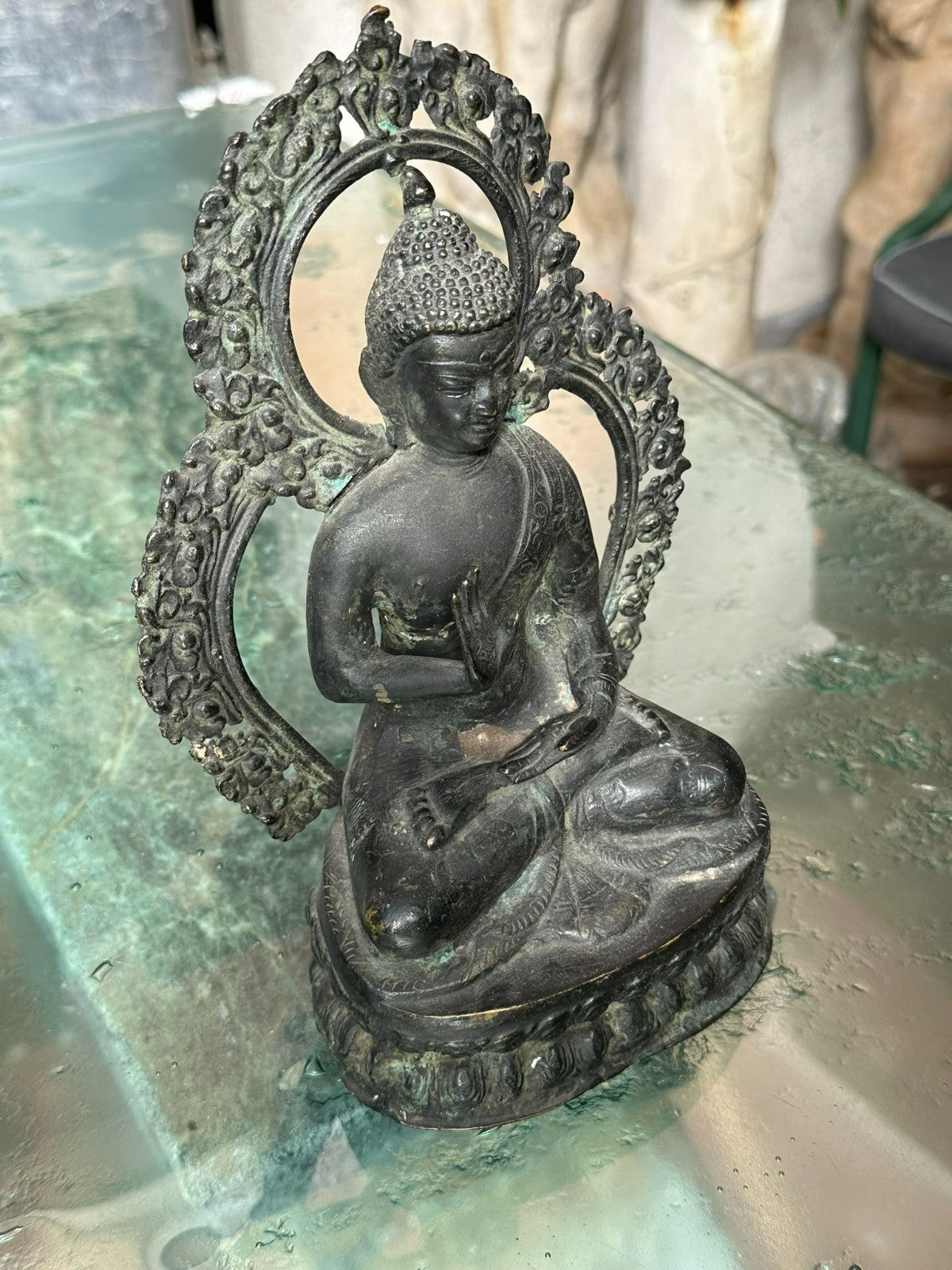 Antiker Abhaya Mudra Buddha aus Bronze um 1900 China