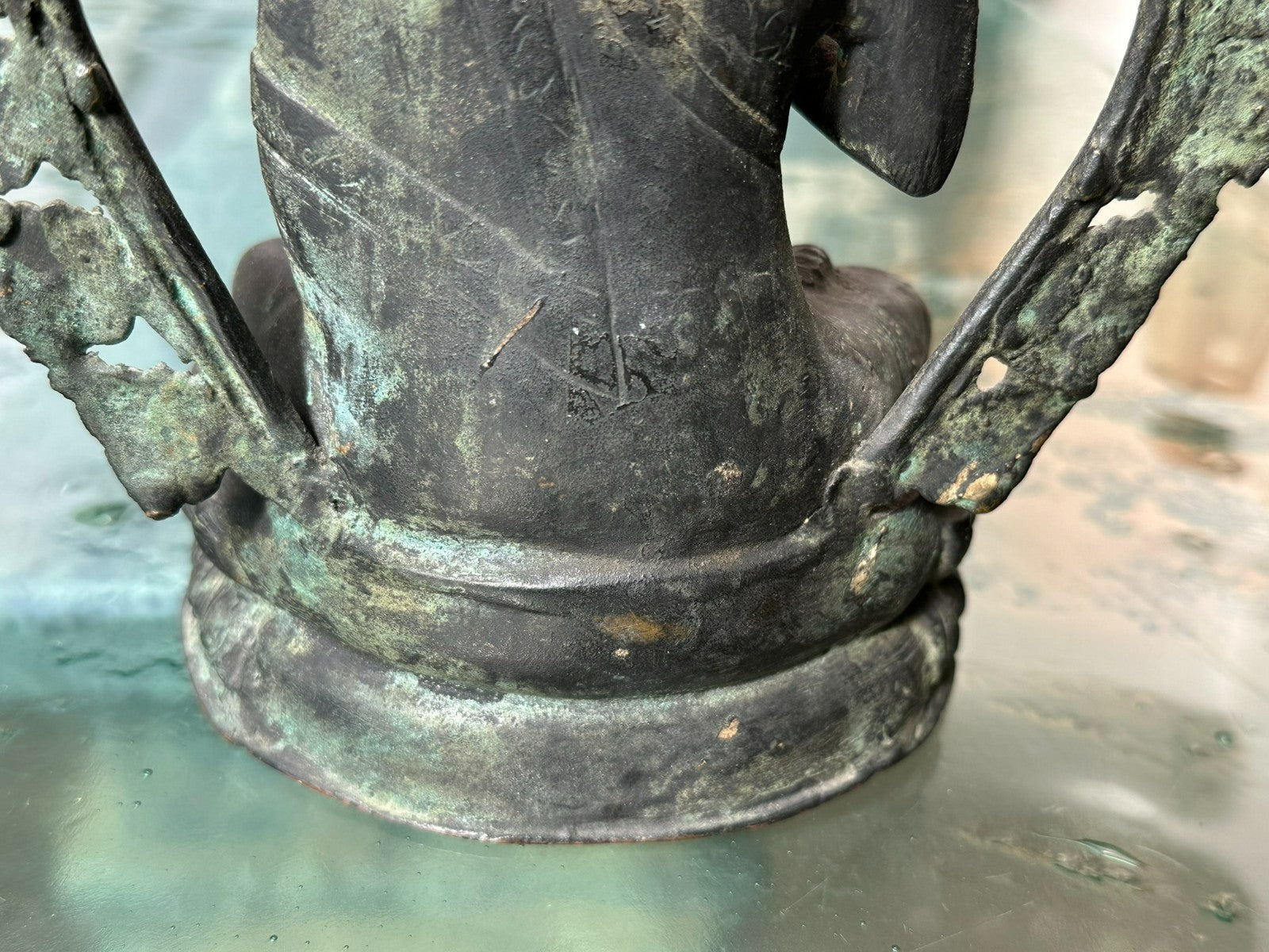 Antiker Abhaya Mudra Buddha aus Bronze um 1900 China