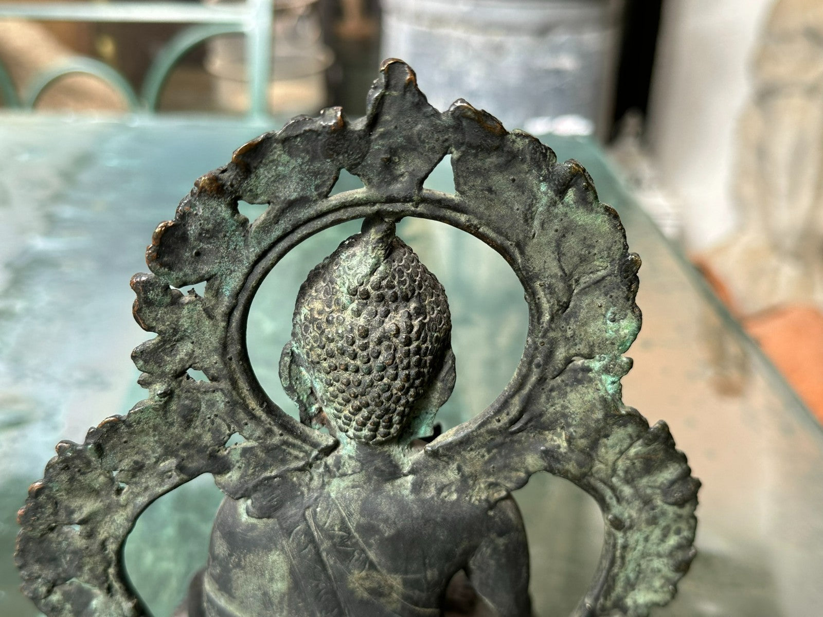 Antiker Abhaya Mudra Buddha aus Bronze um 1900 China