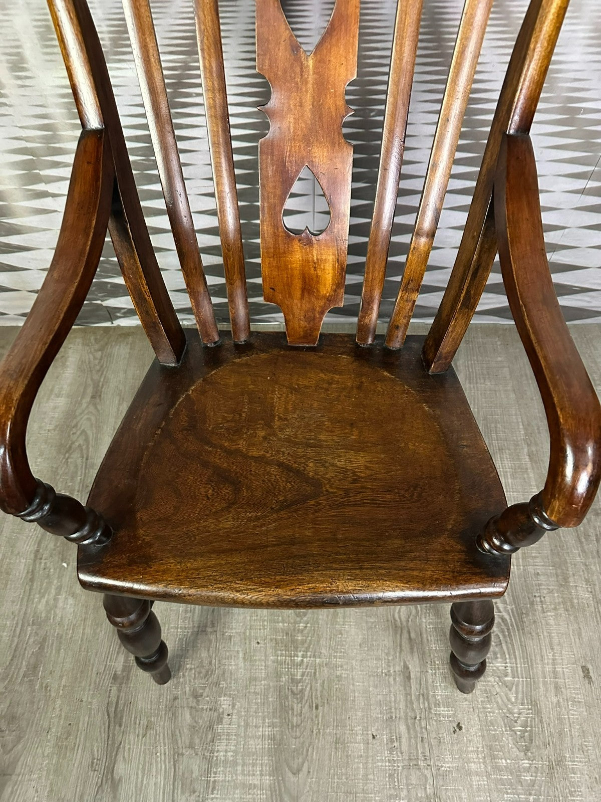 Alter Windsor Stuhl mit Armlehnen Eibenholz Mitte 20 tes Jh