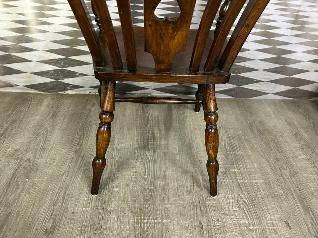Alter Windsor Stuhl mit Armlehnen Eibenholz Mitte 20 tes Jh