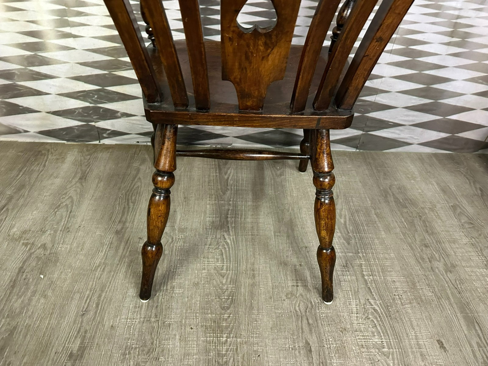 Alter Windsor Stuhl mit Armlehnen Eibenholz Mitte 20 tes Jh
