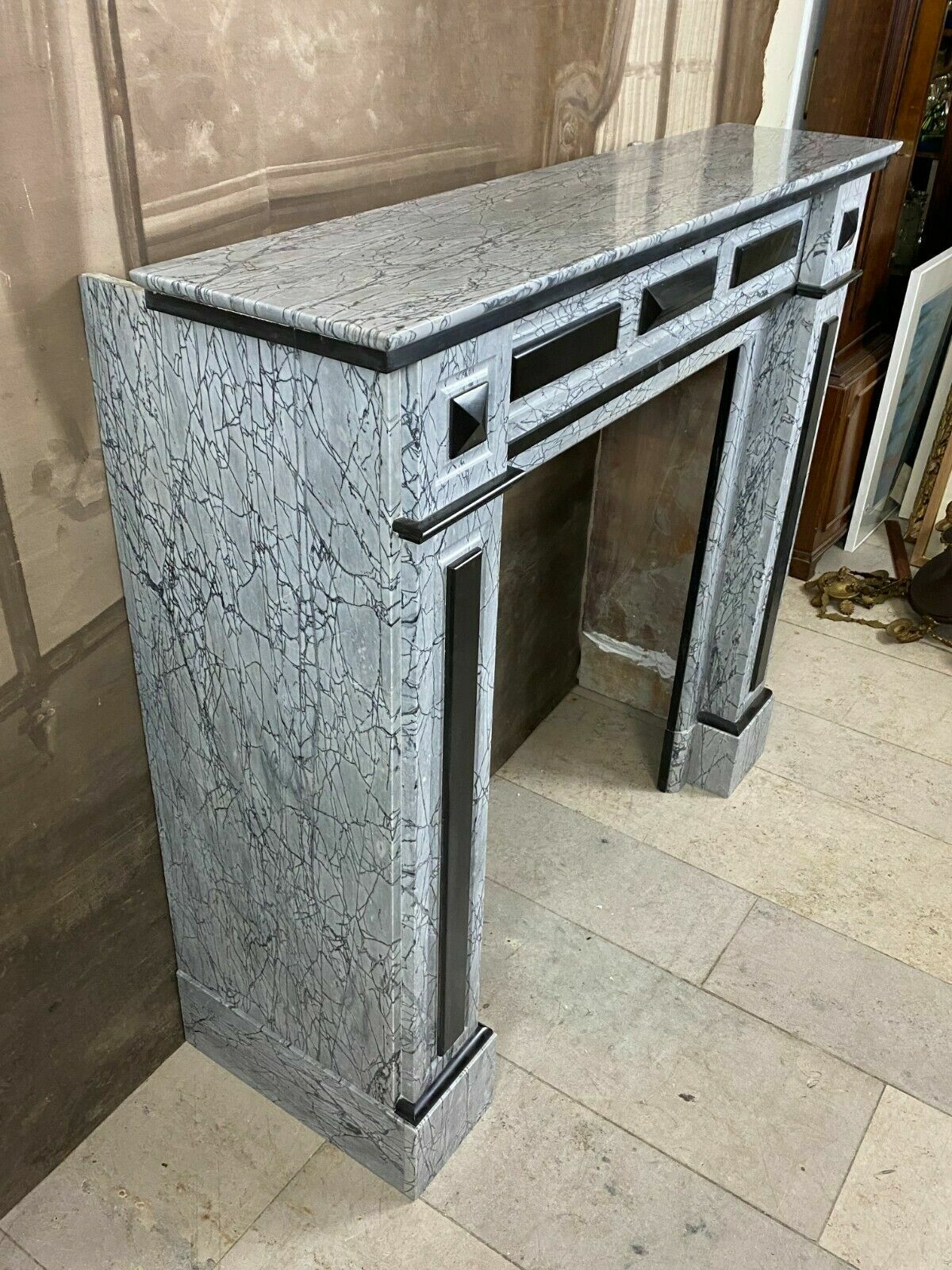 Antike Kaminumrandung Marmor Kamin um 1920 Art Deco Arabesque Zwei Farbig