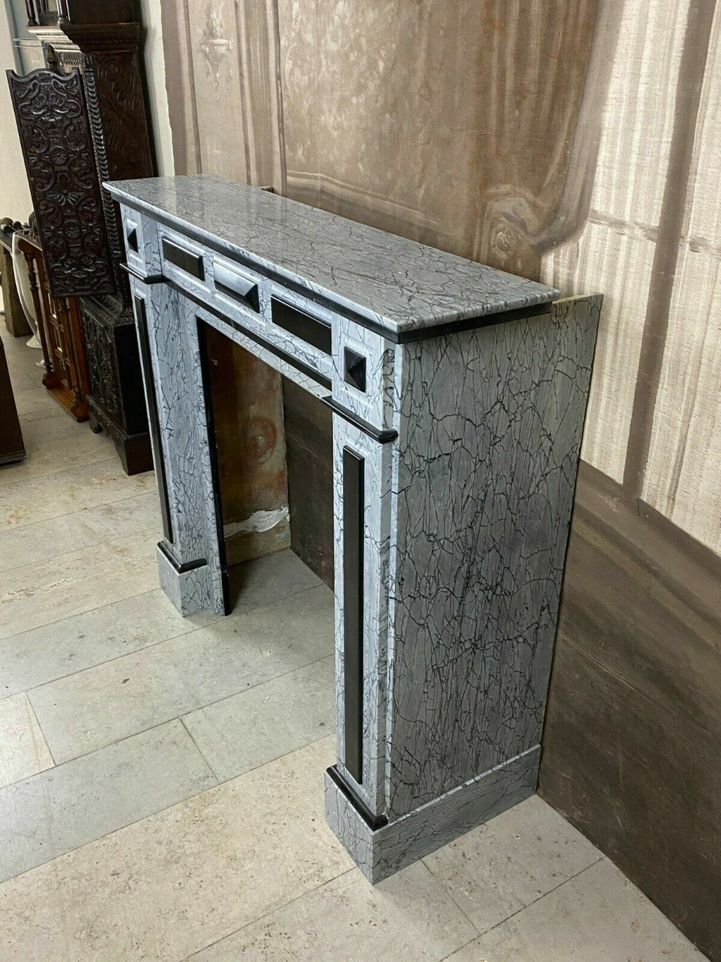 Antike Kaminumrandung Marmor Kamin um 1920 Art Deco Arabesque Zwei Farbig