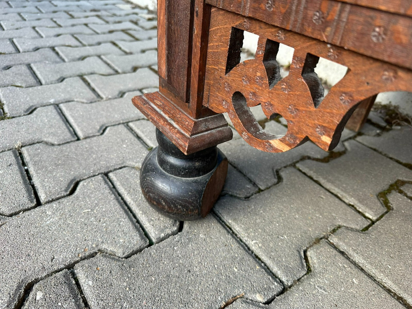 Antiker Barockschrank aus Eiche Holland 19 tes Jhdt Kugelfüsse Prunkkrone