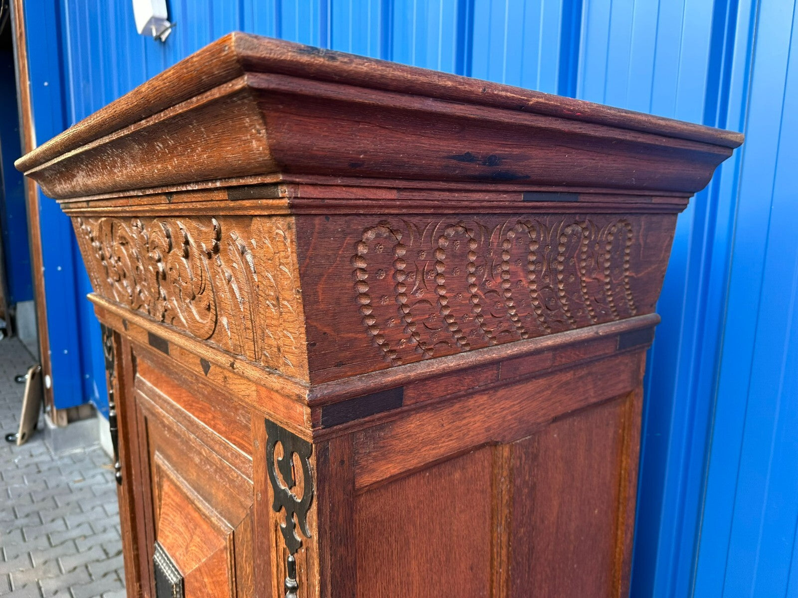 Antiker Barockschrank aus Eiche Holland 19 tes Jhdt Kugelfüsse Prunkkrone