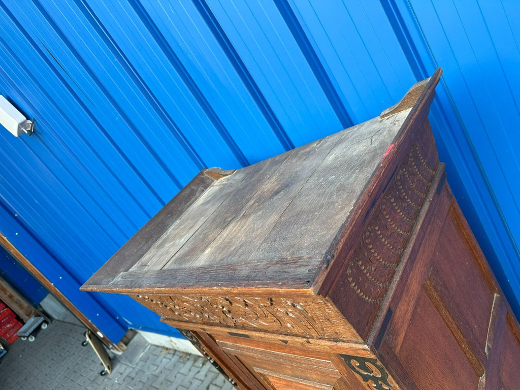 Antiker Barockschrank aus Eiche Holland 19 tes Jhdt Kugelfüsse Prunkkrone