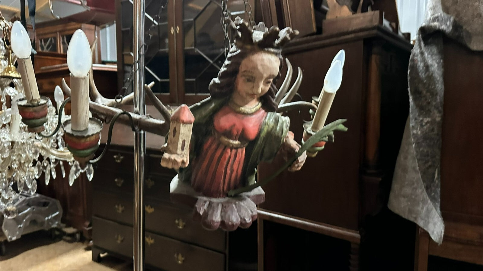 Antikes Lüsterweibchen um 1900 Heilige Barbara Holz Polychrom gefasst Geweih