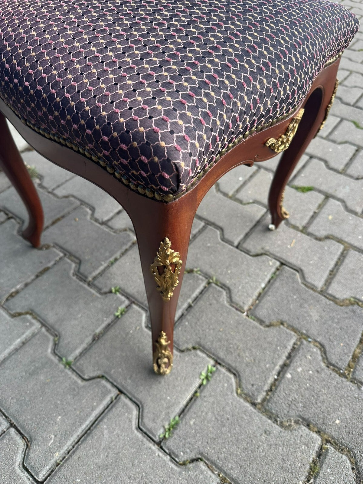 Antiker Stuhl um 1920 Louis Seize Stil neu Bezogen Messing Appliken