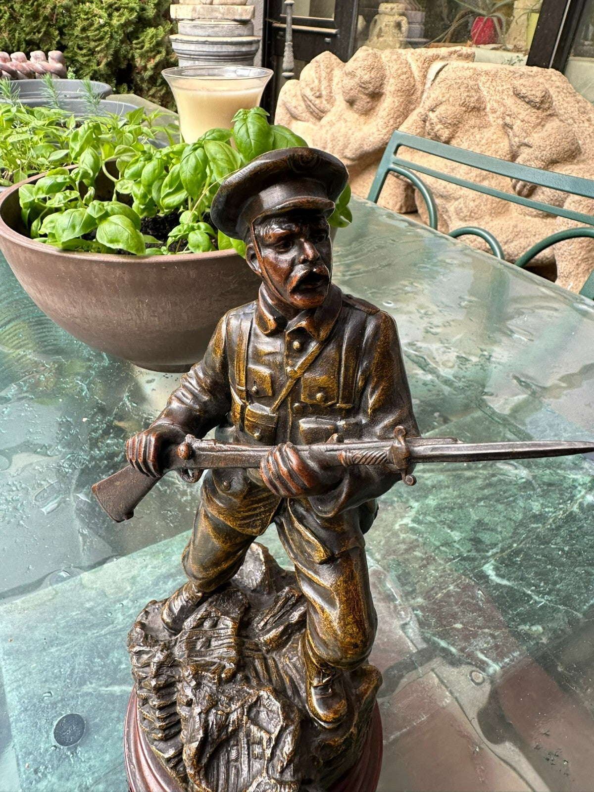 Antike Skulptur aus Regül Guss um 1900 Soldat mit Gewehr