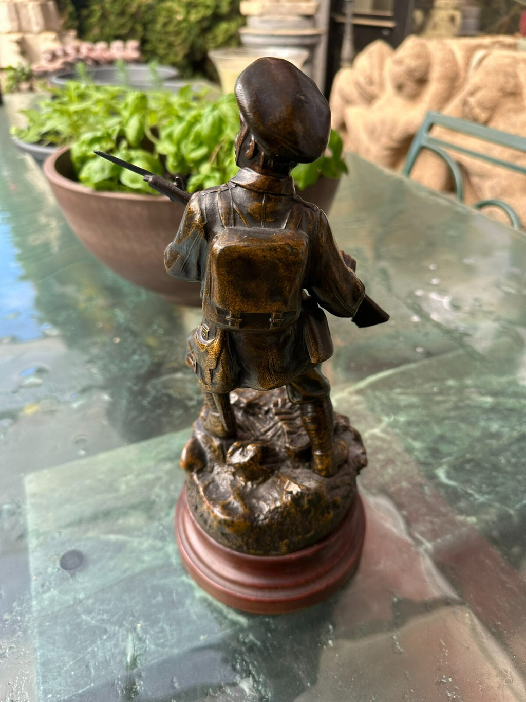Antike Skulptur aus Regül Guss um 1900 Soldat mit Gewehr