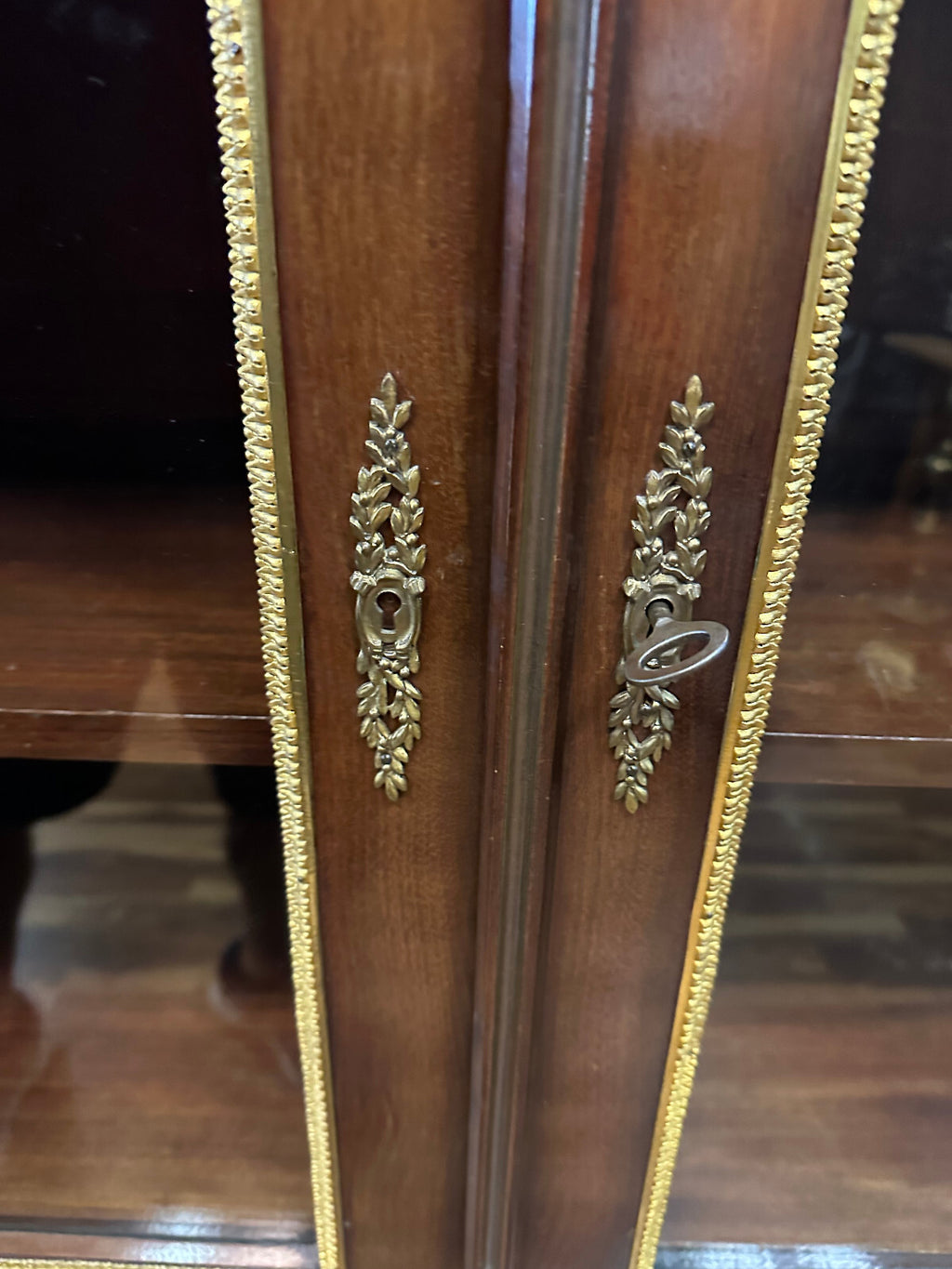 Antike Empire Vitrine um 1880 Mahagoni Vergoldete Messing Beschläge